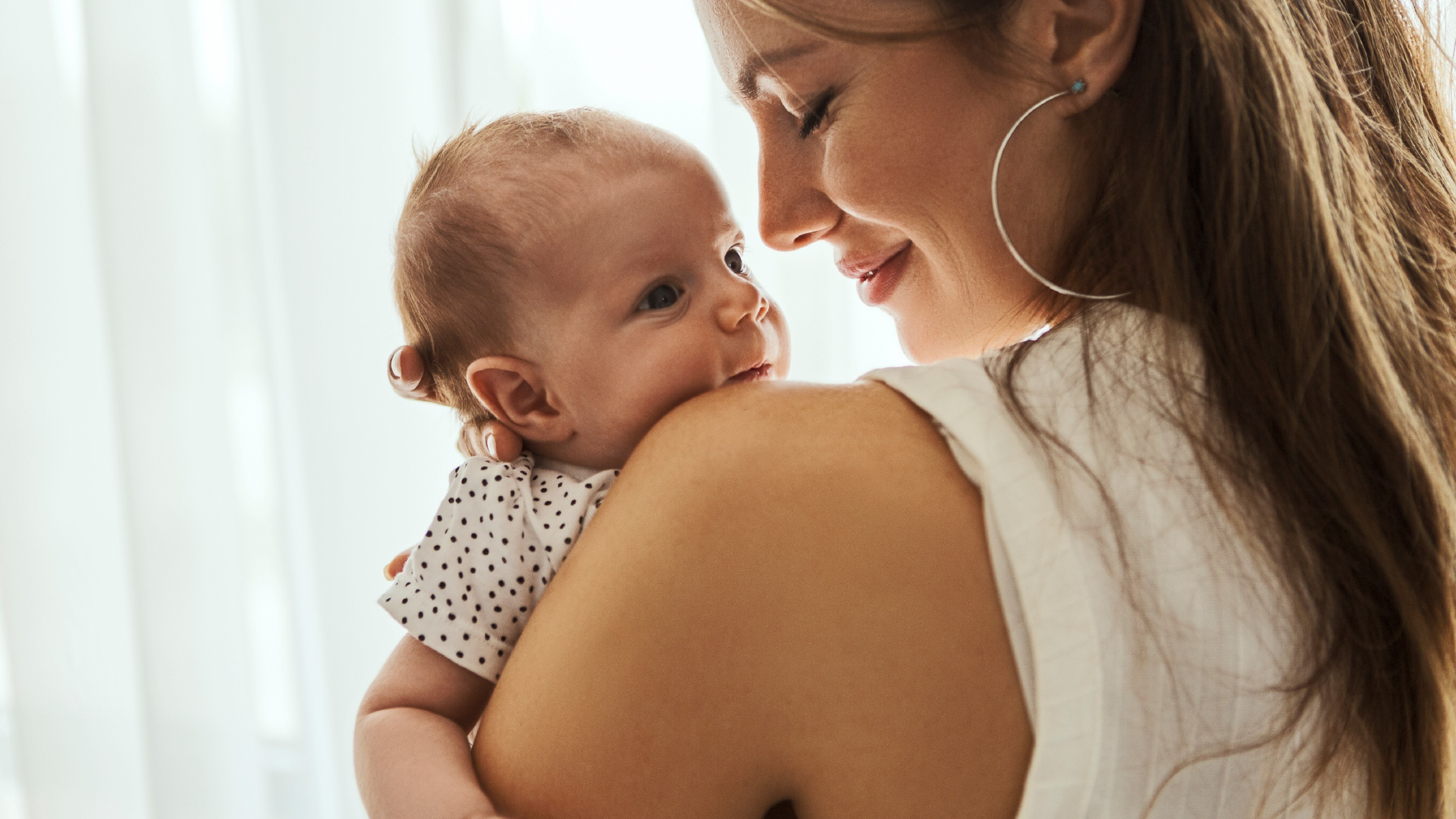 Foto de uma mãe com seu bebê.